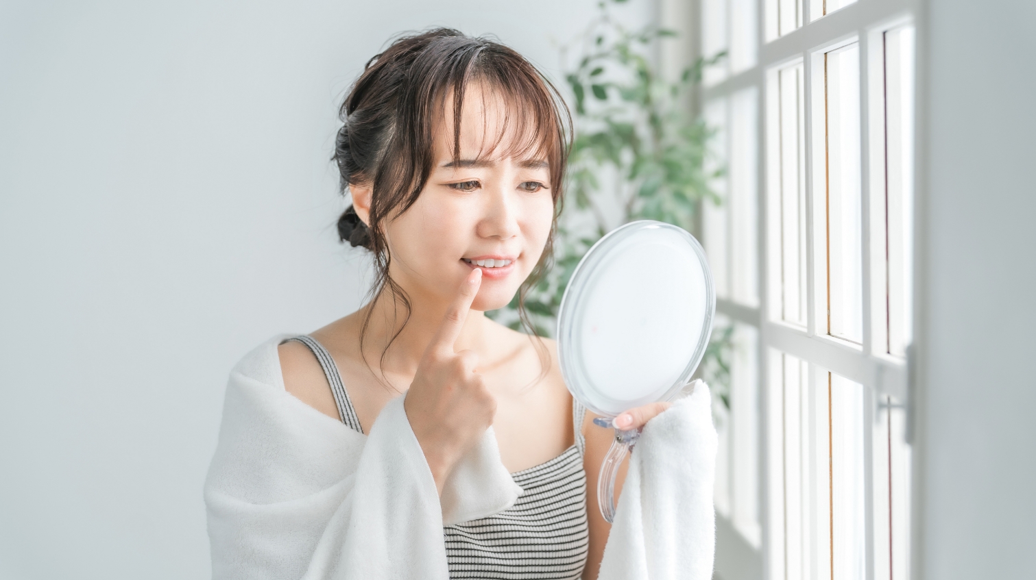 歯の黄ばみに悩む女性